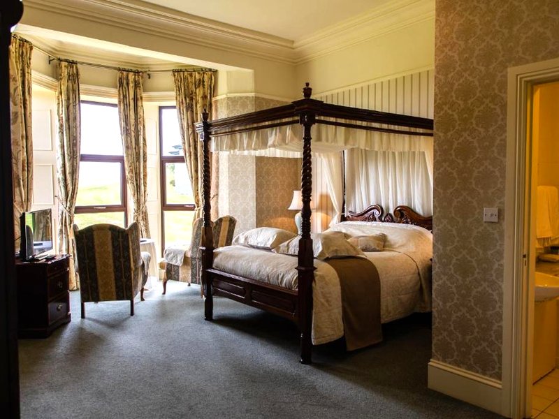 Ballinalacken Castle Country House Hotelの写真