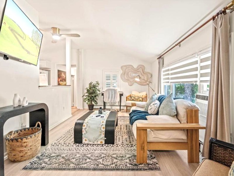 Quiet Cottage In The Woods, On A Country Roadの写真