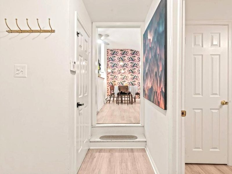 Quiet Cottage In The Woods, On A Country Roadの写真