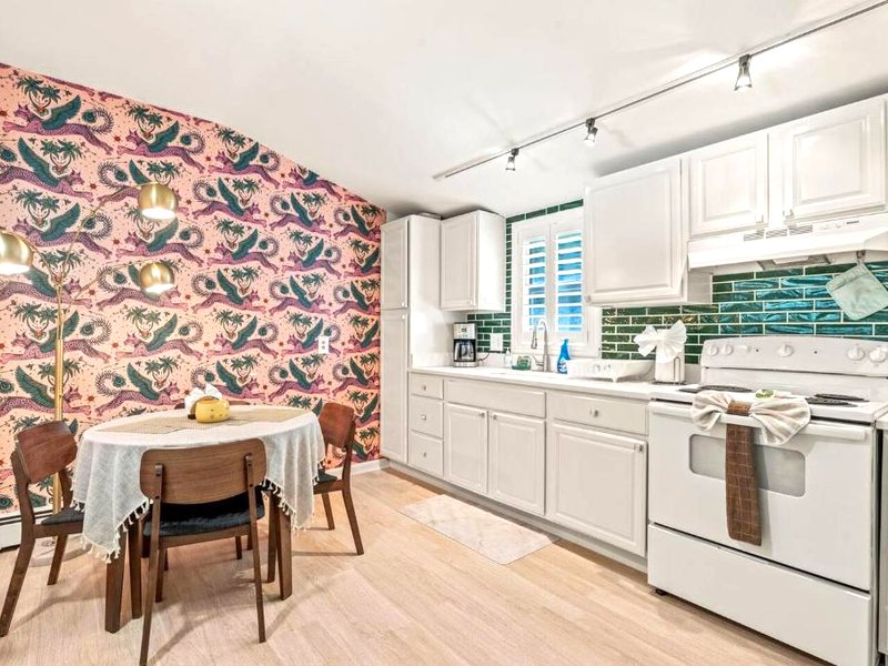 Quiet Cottage In The Woods, On A Country Roadの写真