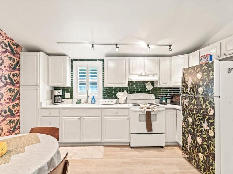 Quiet Cottage In The Woods, On A Country Roadの写真