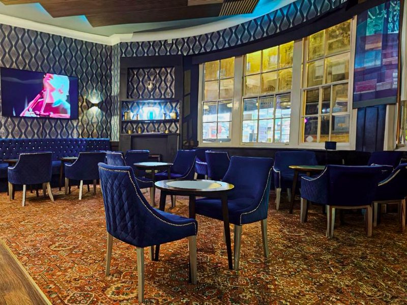 ザ クラウン ホテル ストーン (The Crown Hotel Stone)の写真