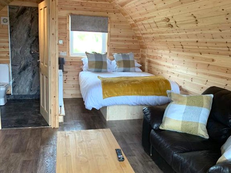 Pond View Pod 2 with Private Hot Tub - Fife - Loch Leven - Lomond Hillsの写真