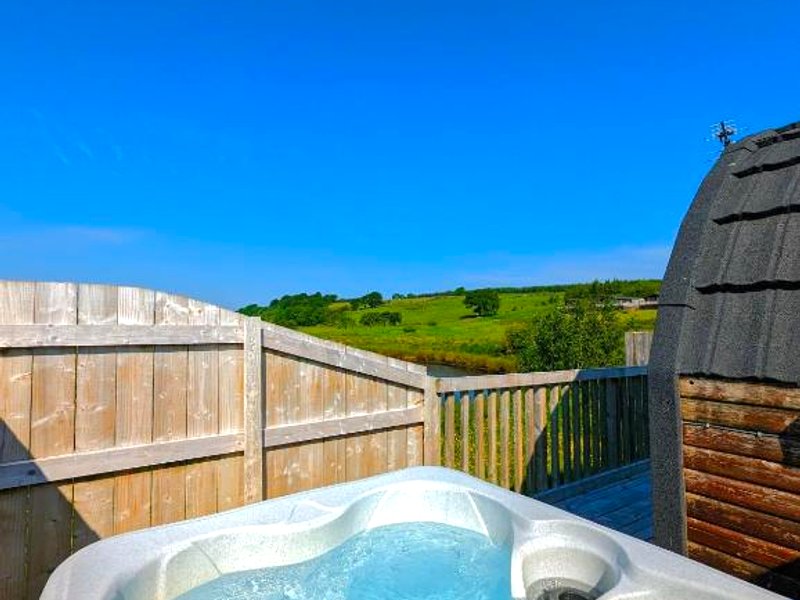Pond View Pod 2 with Private Hot Tub - Fife - Loch Leven - Lomond Hillsの写真