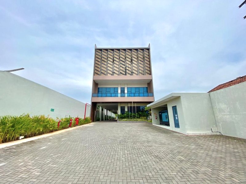 Front One Hotel Gombongの写真