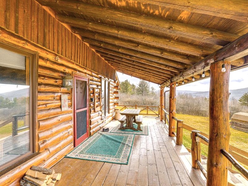Log Cabin with Pond and Trail Access in Almond!の写真
