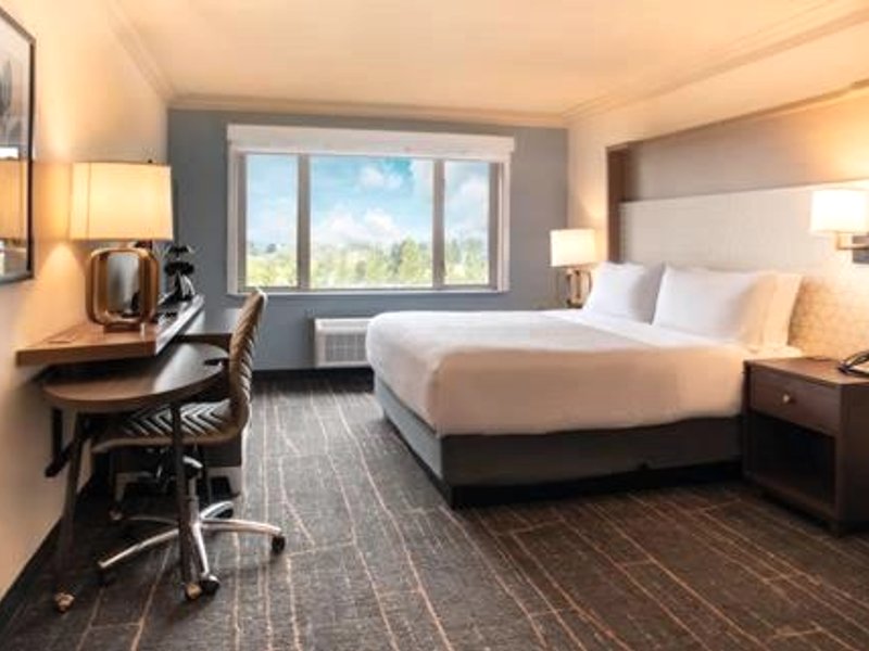 Holiday Inn Victoria - Elk Lake by IHGの写真