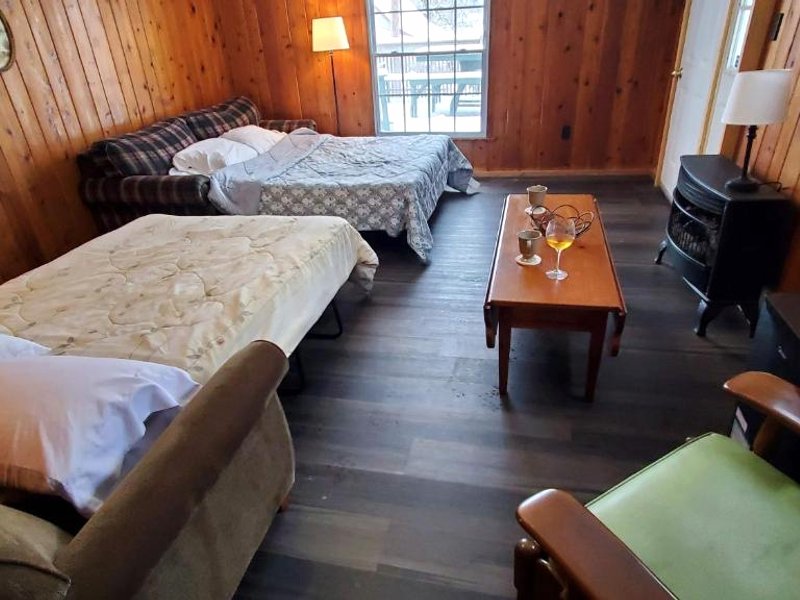 Cozy Cottage - Sunrise and Lake Views - Shared Dock - Community Beachの写真