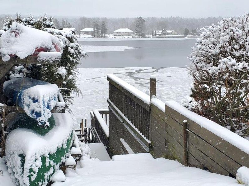 Cozy Cottage - Sunrise and Lake Views - Shared Dock - Community Beachの写真