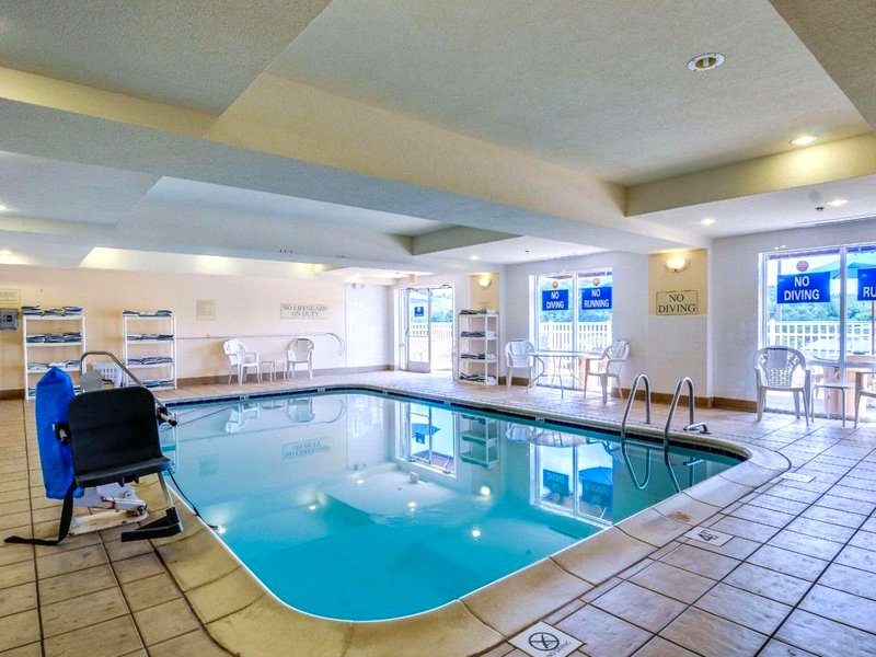 コンフォート イン アンド スイーツ ヒルズビル I-77 (Comfort Inn & Suites Hillsville I-77)の写真