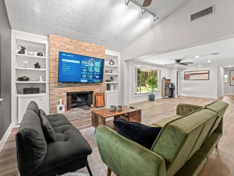 Modern Lakefront Pool Homeの写真