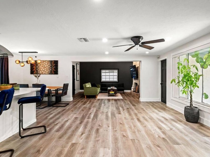 Modern Lakefront Pool Homeの写真