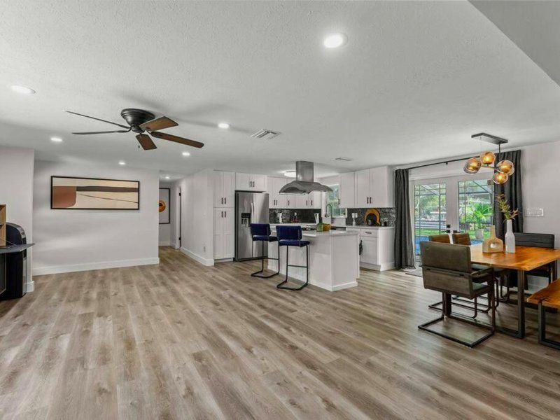 Modern Lakefront Pool Homeの写真