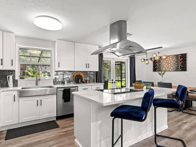 Modern Lakefront Pool Homeの写真