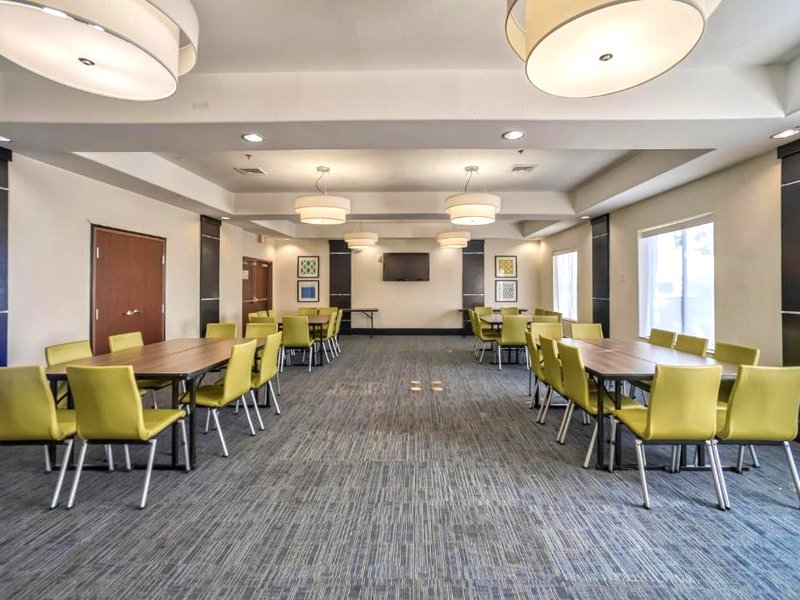 Holiday Inn Express and Suites Beeville By IHGの写真