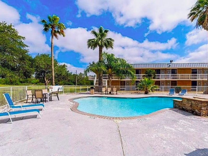 Blue Way Inn & Suites By Jasper Beevilleの写真