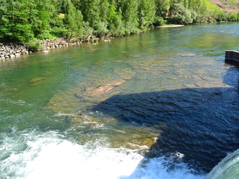 Chalet climatisé en bordure de rivière mansardée (Chalet climatise en bordure de riviere mansardee)の写真