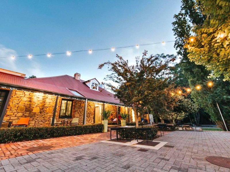 Mahogany Inn and Distilleryの写真