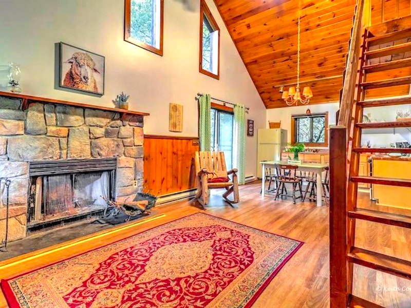 Traditional Wooden Cabin Rental in the Poconos, Pennsylvaniaの写真