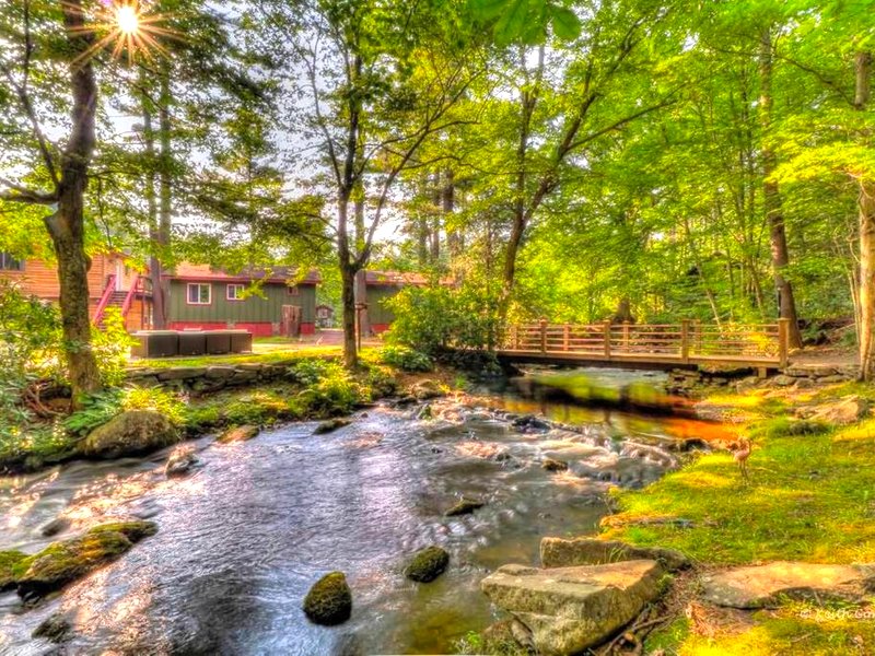 Traditional Wooden Cabin Rental in the Poconos, Pennsylvaniaの写真
