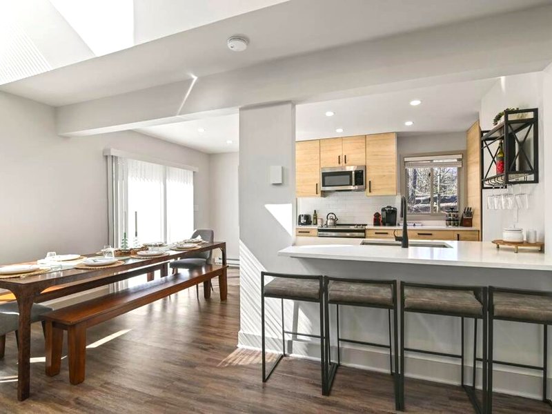 3BR, Lakeview, Hot Tub, Nintendo Switch - Deer Haven Poconos Retreatの写真