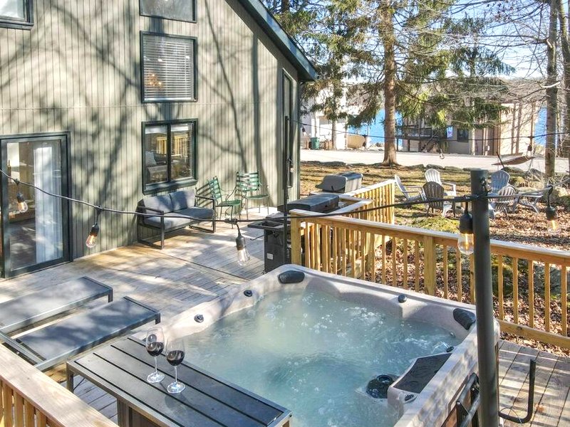 3BR, Lakeview, Hot Tub, Nintendo Switch - Deer Haven Poconos Retreatの写真