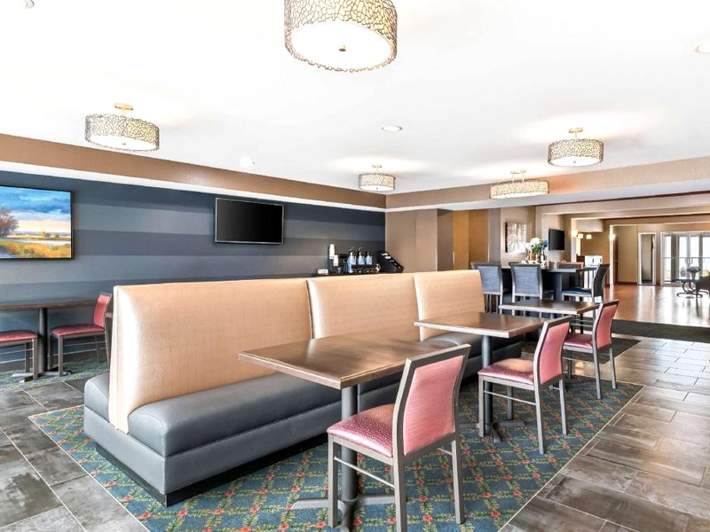 Best Western Legacy Inn and Suites Beloit-South Beloitの写真