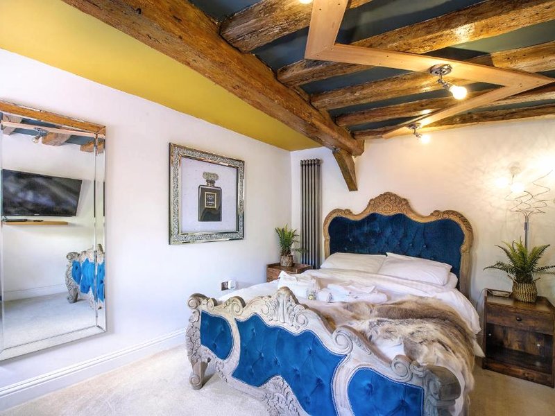 Executive Suite with Private HotTub, Full SkyTV in 600 Year Old Manor Houseの写真