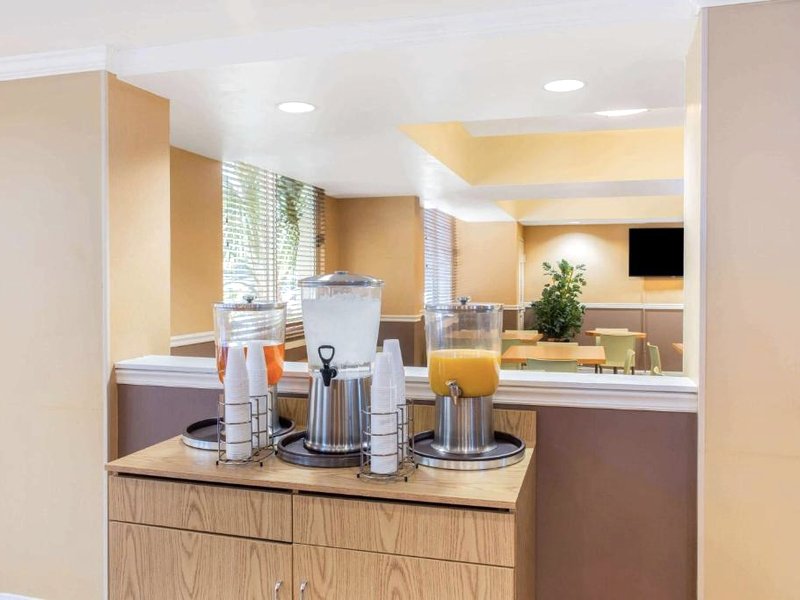 La Quinta Inn & Suites by Wyndham Sarasota Downtownの写真