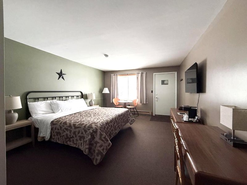 The Trail Inn - Newberry, MI - Formerly Knollwood Inn - 13467 M-28の写真