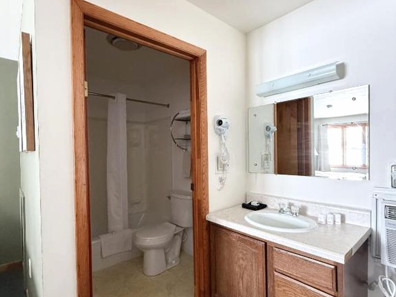 The Trail Inn - Newberry, MI - Formerly Knollwood Inn - 13467 M-28の写真