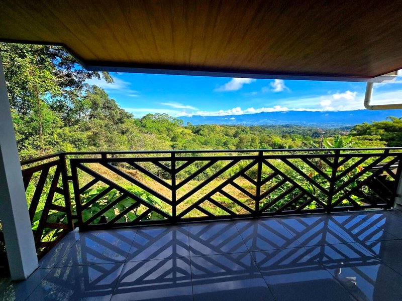 Spacious Home with Balcony Views & Fast Wi-Fiの写真