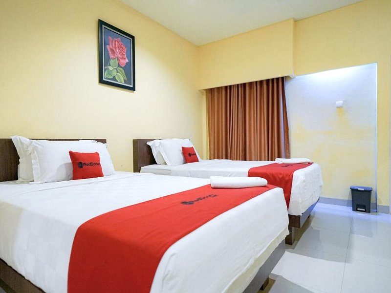 RedDoorz Plus @ Jalan FL Lumban Tobing Sibolgaの写真