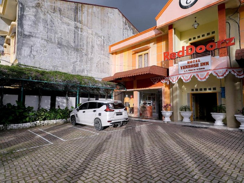 RedDoorz Plus @ Jalan FL Lumban Tobing Sibolgaの写真