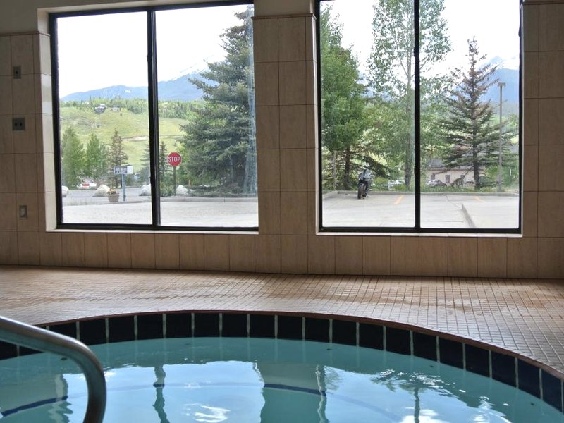 ラグジュアリー イン&スイーツ (Luxury Inn & Suites)の写真