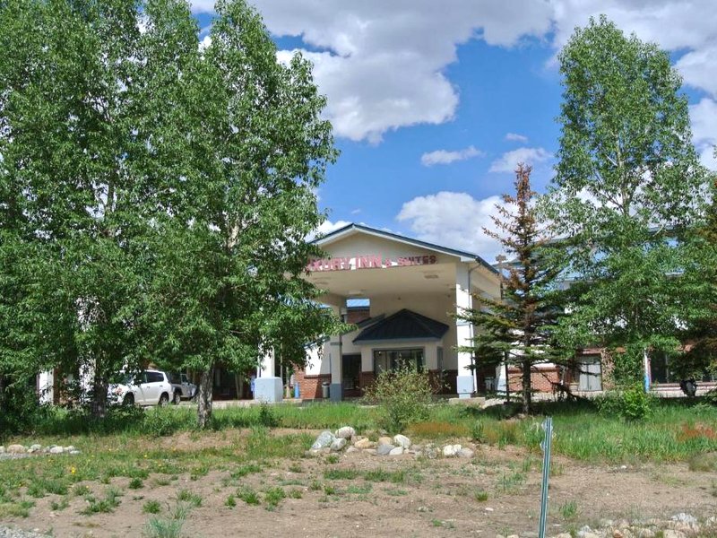 ラグジュアリー イン&スイーツ (Luxury Inn & Suites)の写真