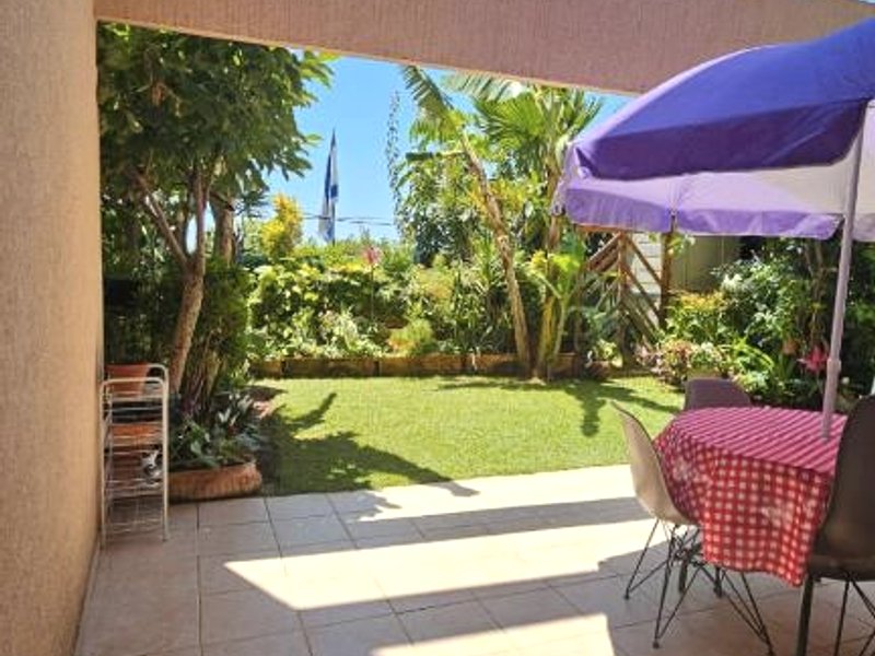 Holiday garden apartment עם מקלטの写真