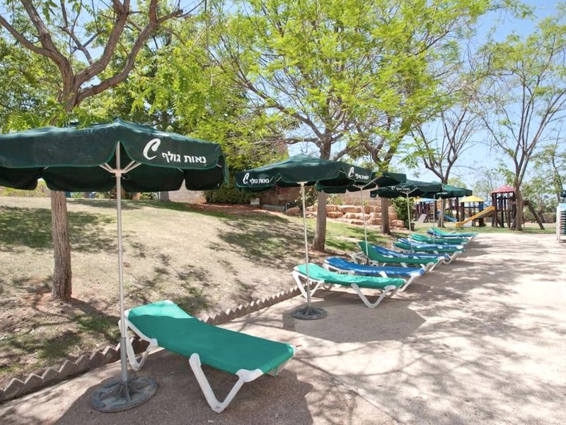 Holiday garden apartment עם מקלטの写真