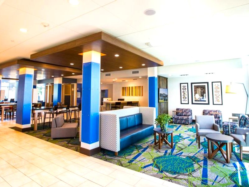 Holiday Inn Express & Suites Greenwood North By IHGの写真