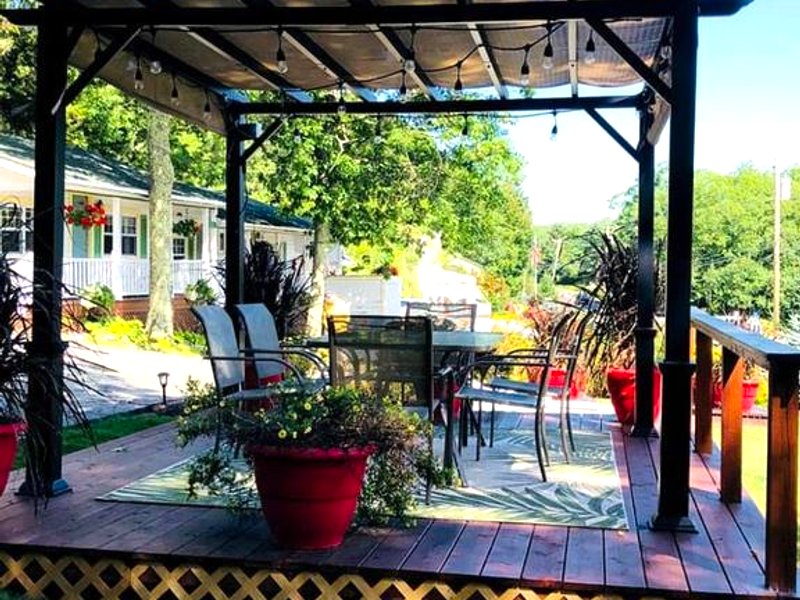 Stunning Bed and Breakfast Room with Reading Nook for a Getaway near Rockland, Maineの写真