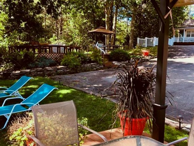 Stunning Bed and Breakfast Room with Reading Nook for a Getaway near Rockland, Maineの写真