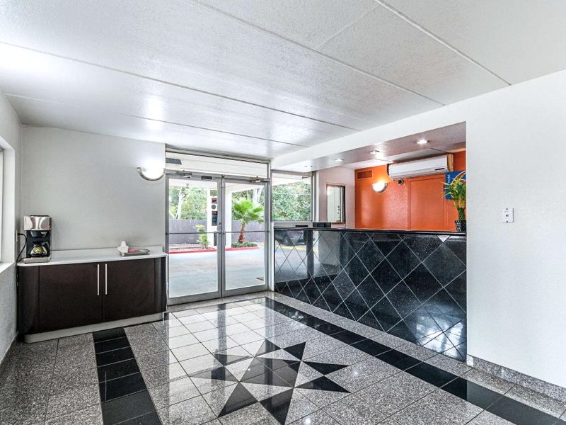 Motel 6 Cleveland, TXの写真