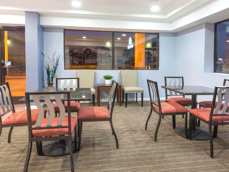 デイズ イン バイ ウィンダム クリントン (Days Inn by Wyndham Clinton)の写真