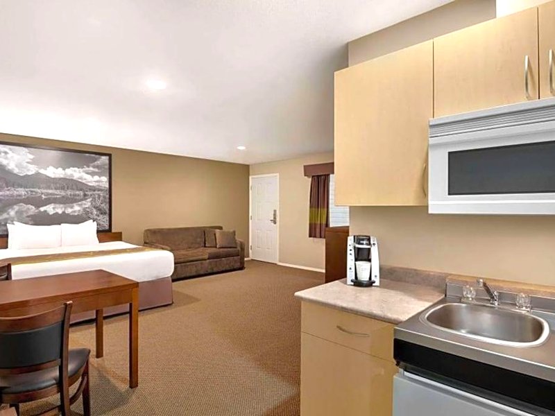 Super 8 by Wyndham Courtenayの写真