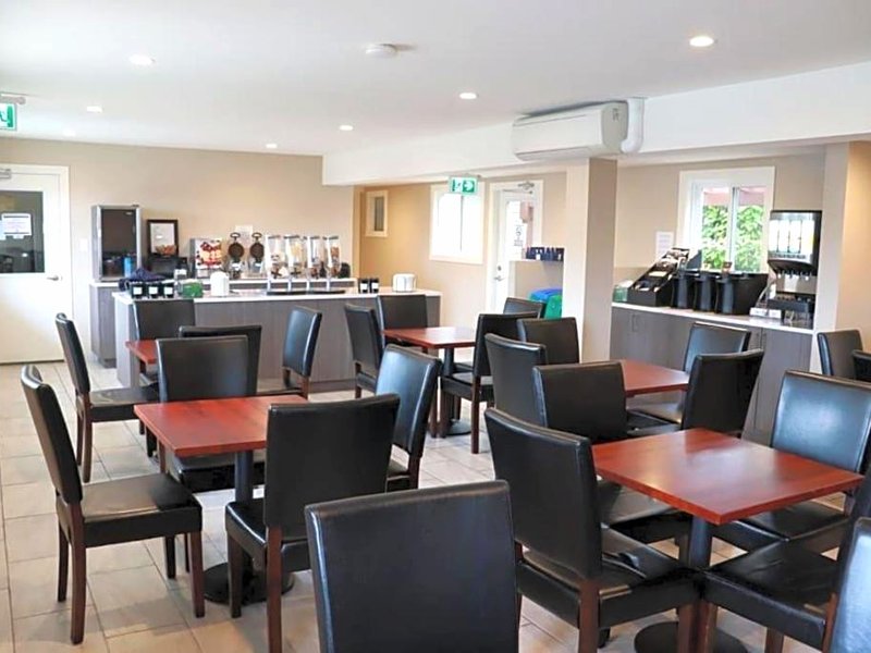 Super 8 by Wyndham Courtenayの写真