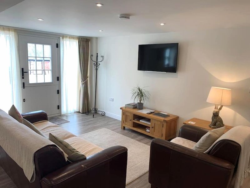 The Granary at Pentregaer Ucha, tennis court & lake.の写真