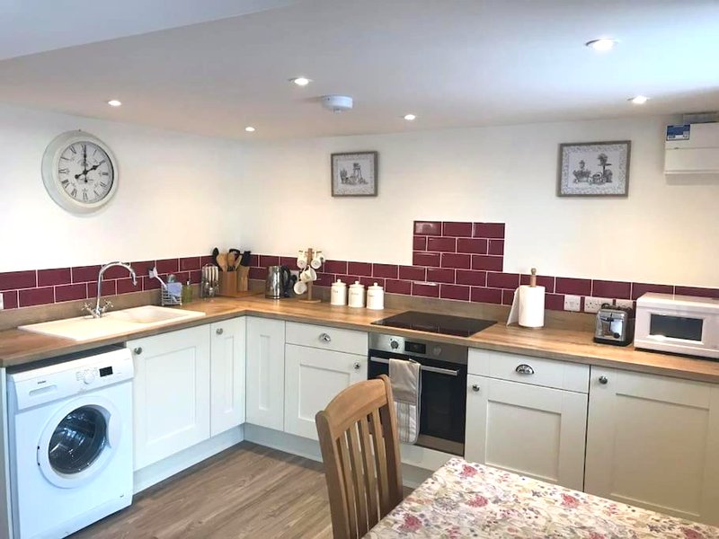 The Granary at Pentregaer Ucha, tennis court & lake.の写真