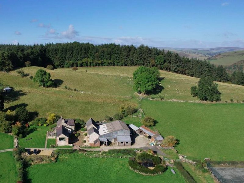 The Granary at Pentregaer Ucha, tennis court & lake.の写真
