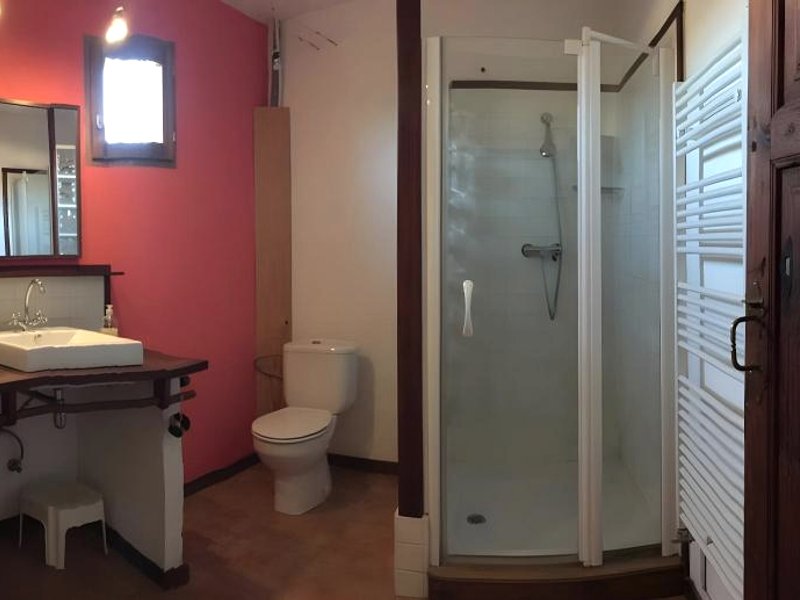 ［サリーナス デ オス］一軒家（150m²）｜ 2ベッドルーム／1バスルーム (Habitación con salón, terraza y baños privados.)の写真