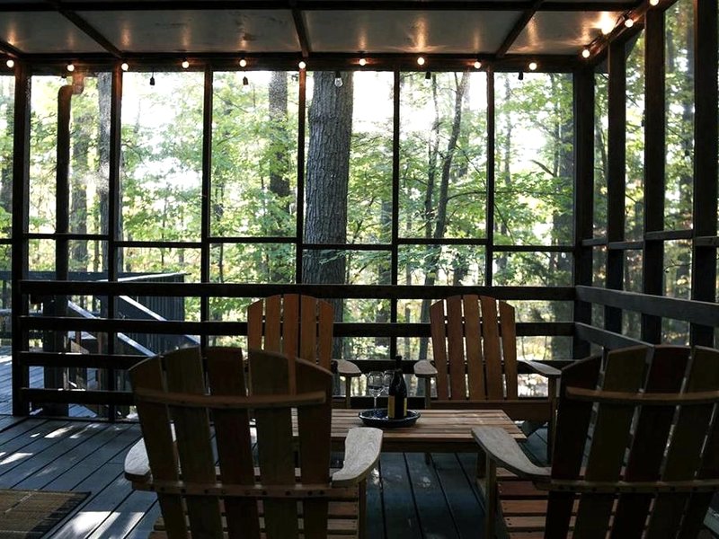 Rustic Mountain Cabin with Porch & Fire Pit in New Market, Virginiaの写真